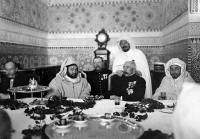Lyautey et Moulay Youssef à table