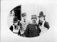 Jeanne Georges et Cecile Proth et leur pere Paul