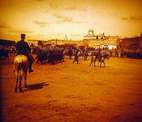 Défilé des troupes devant le Gal Moinier, place Bab el Mansour, Meknès.