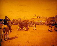 Défilé des troupes devant le Gal Moinier, place Bab el Mansour, Meknès.