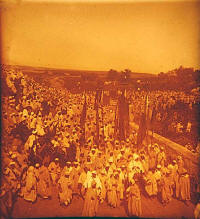 Sortie de la procession de la Kouba de Ben Aïssa. En tête, le pacha de Meknès, Sidi Aïssa