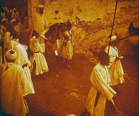 Le sultan Moulay Youssef sort du sanctuaire de Moulay Ismaïl -Meknès