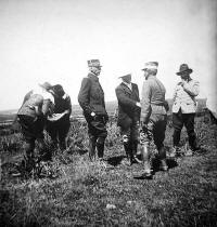 Ambassade de Mr Regnaud à Fez : sur la route de Fez : Mr Regnaud, ministre plénipotentiaire, résident général, Gal Mounier, Capitaine Daugan, Mr Daumesnil